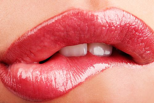 Sexo não se resume a penetração. É de um falocentrismo gigante assumir que uma relação sexual consiste apenas nesse momento. Sexo começa bem antes. As tais das preliminares fazem a diferença no rolê, afinal, uma mulher bem lubrificada, se tiver vontade, topa todas as aventuras sexuais que passarem pela sua cabeça.
Os apressadinhos que pulam essa etapa tão importante não devem manjar disso, ou talvez tenham medo de perder a ereção, ou apresentam algum outro motivo injustificável, porque não há desculpas para homens não-chupadores! Pra dar uma forcinha aos cavalheiros a deixar esse momento *mágico* e fazer uma performance maneira, segue aqui u